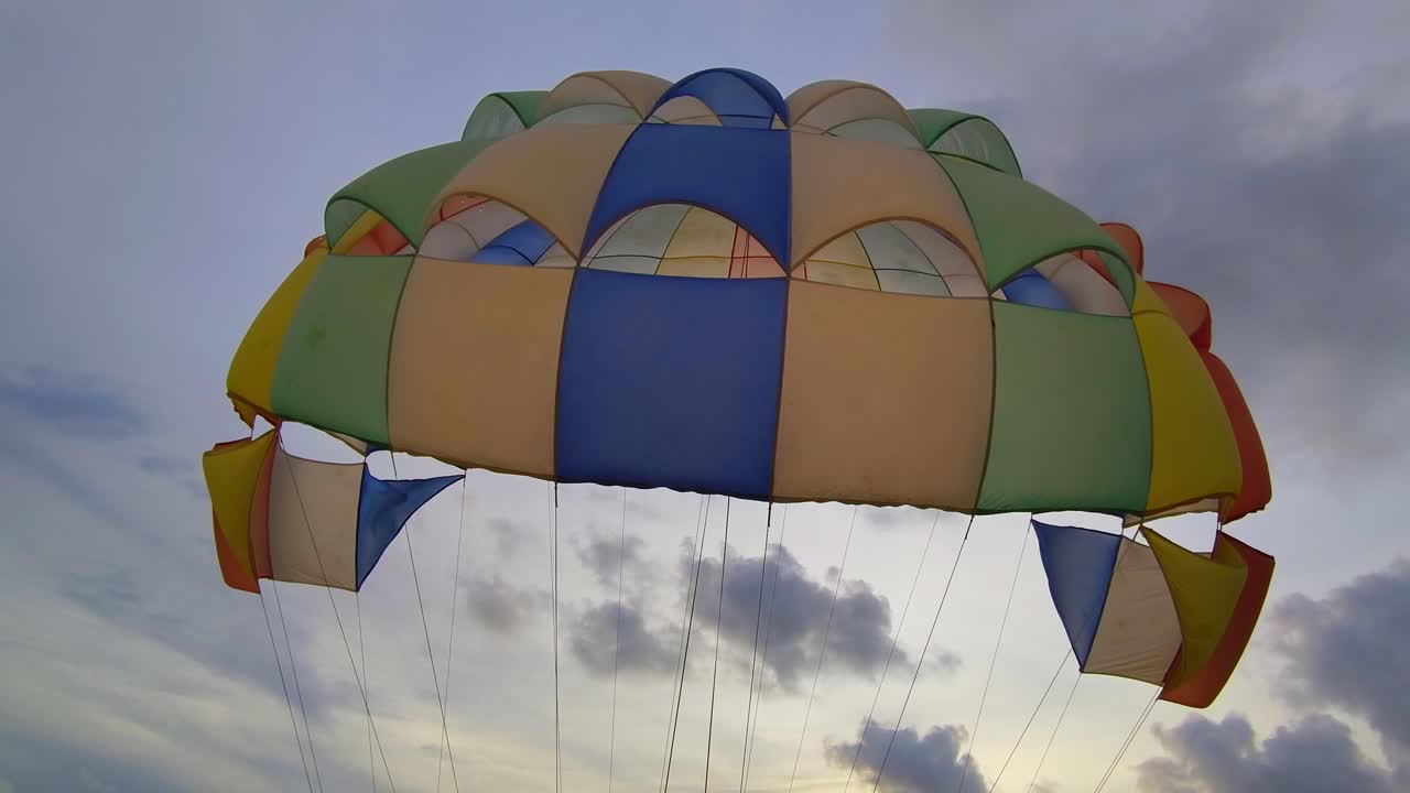 colorido dosel de parasailing en el cielo