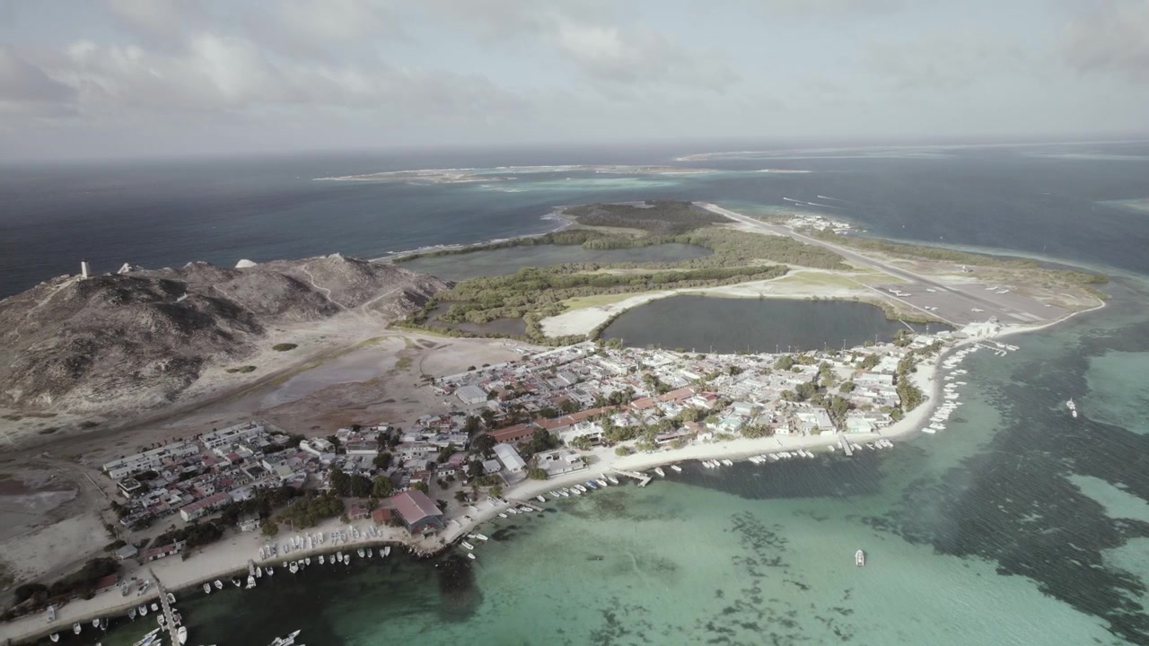 Vista aerea in allontanamento del villaggio di Gran Roque a Los Roques