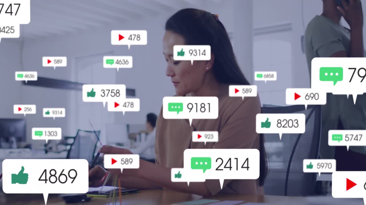 사무실에서 그래픽 태블릿을 사용하는 아시아 여성에 대한 여러 알림 바의 애니메이션