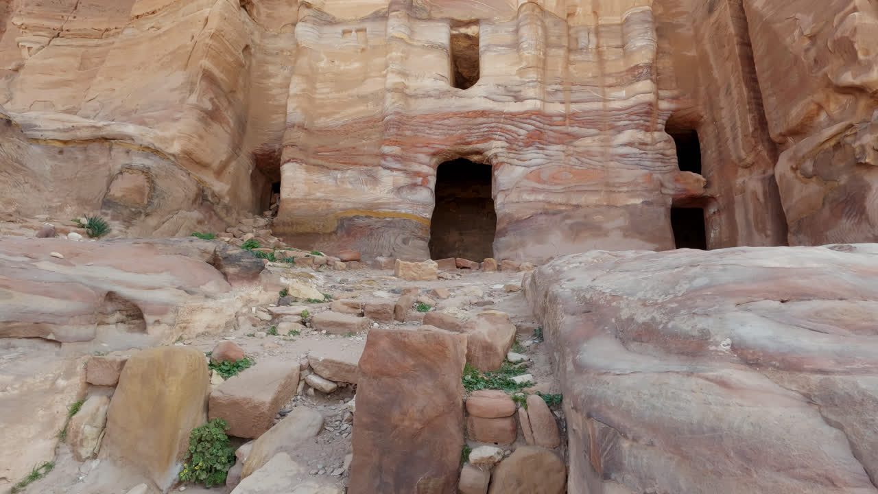 tiro hacia arriba de un edificio tallado en la roca, arquitectura nabatea, petra, jordania