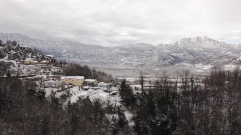 Aéreo---Pueblo-Nevado-De-Virpazar-Y-Sus-Montañas-En-Bar,-Montenegro,-Adelante