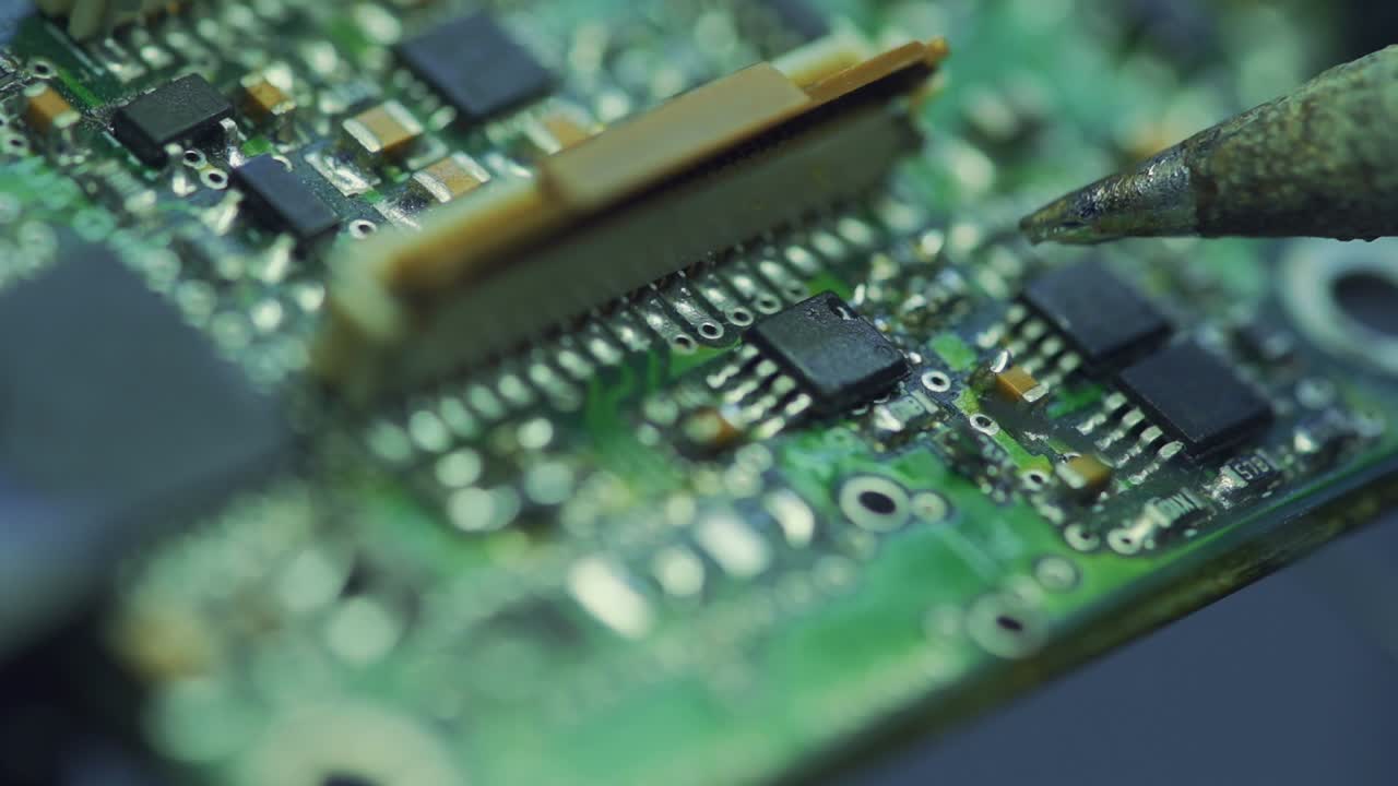 la soldadura se realiza en los microchips en la fábrica con una máquina de soldar