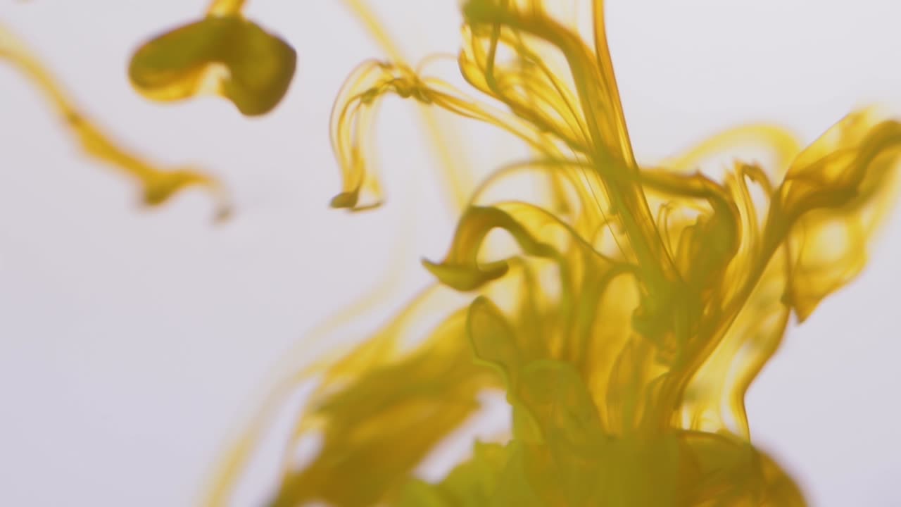 tinta amarilla que fluye en el agua