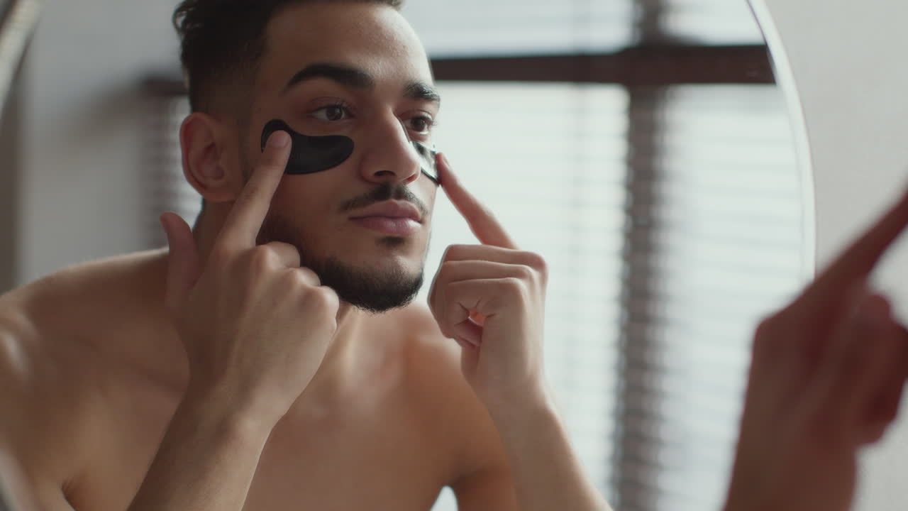 거울 앞 에서 눈판 을 착용 하는 남자