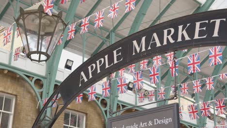 Nahaufnahme-Von-Union-Jack-Flaggen,-Die-Den-Covent-Garden-Market-In-London,-Großbritannien,-Schmücken-2