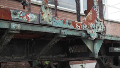 imágenes en cámara lenta de un viejo vagón de tren oxidado
