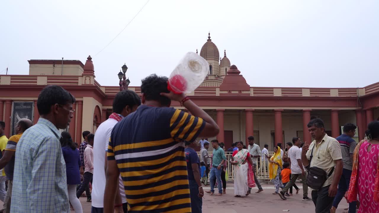 Dakshineswar temple is one of the famous Hindu temple in Kolkata.