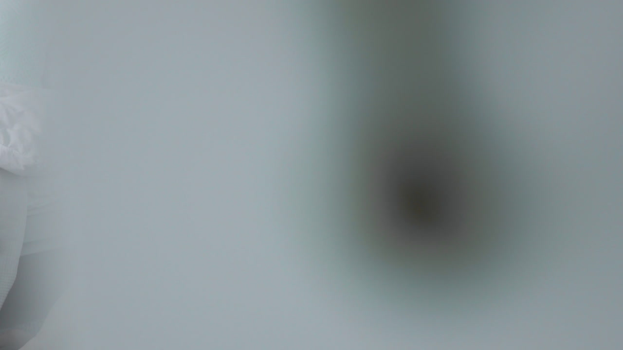 ⁇ 색 침실에서 출산휴직 중에 온라인 쇼핑을 하며 아기  ⁇ 에서 자고 있습니다.