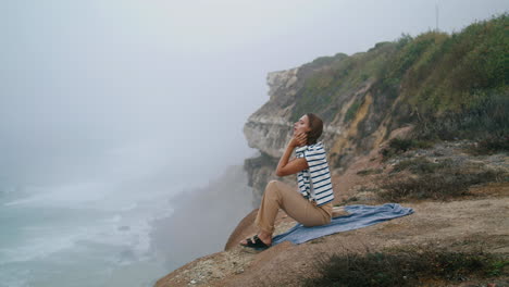 Mujer-Estirando-Acantilado-Marino-En-Vacaciones-De-Verano-Vertical.-Turista-Tranquilo-Disfruta-Del-Océano