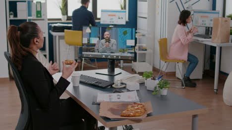 mujer gerente discutiendo con un empresario remoto durante una conferencia de videoconferencia en línea