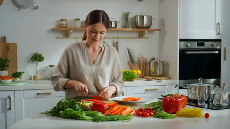 mujer preparando verduras en la cocina