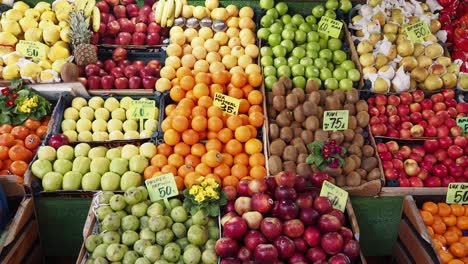 un puesto de frutas con una variedad de productos frescos