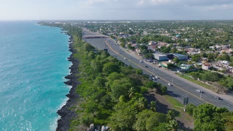 Sobrevuelo-Aéreo-Estación-De-Peaje-De-La-Autopista-Las-Américas-A-Lo-Largo-De-La-Costa-Con-Tráfico-En-República-Dominicana