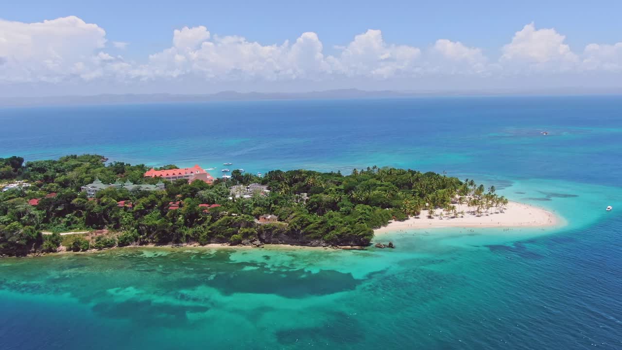 Veduta aerea del paradiso tropicale su Cayo Levantado all'Isola Bacardi a Samaná, Repubblica Dominicana