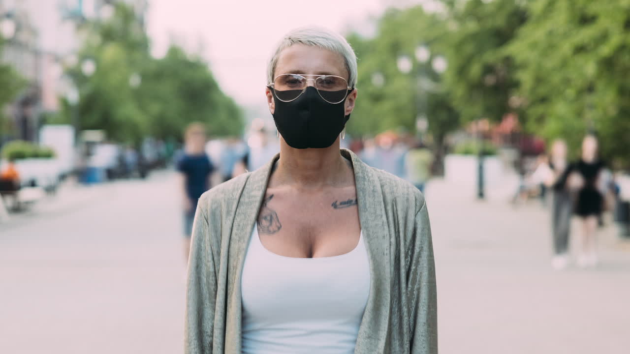 도시에서 마스크를 착용한 여성