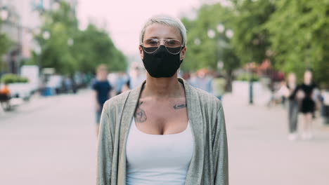 mujer con máscara en la ciudad