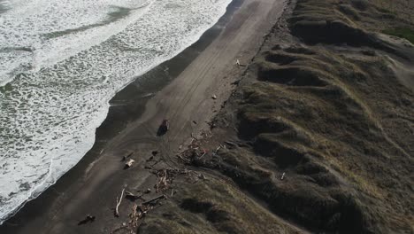 Ein-Allradfahrzeug,-Das-An-Einem-Strand-An-Der-Westküste-Von-Neuseeland-Einfährt