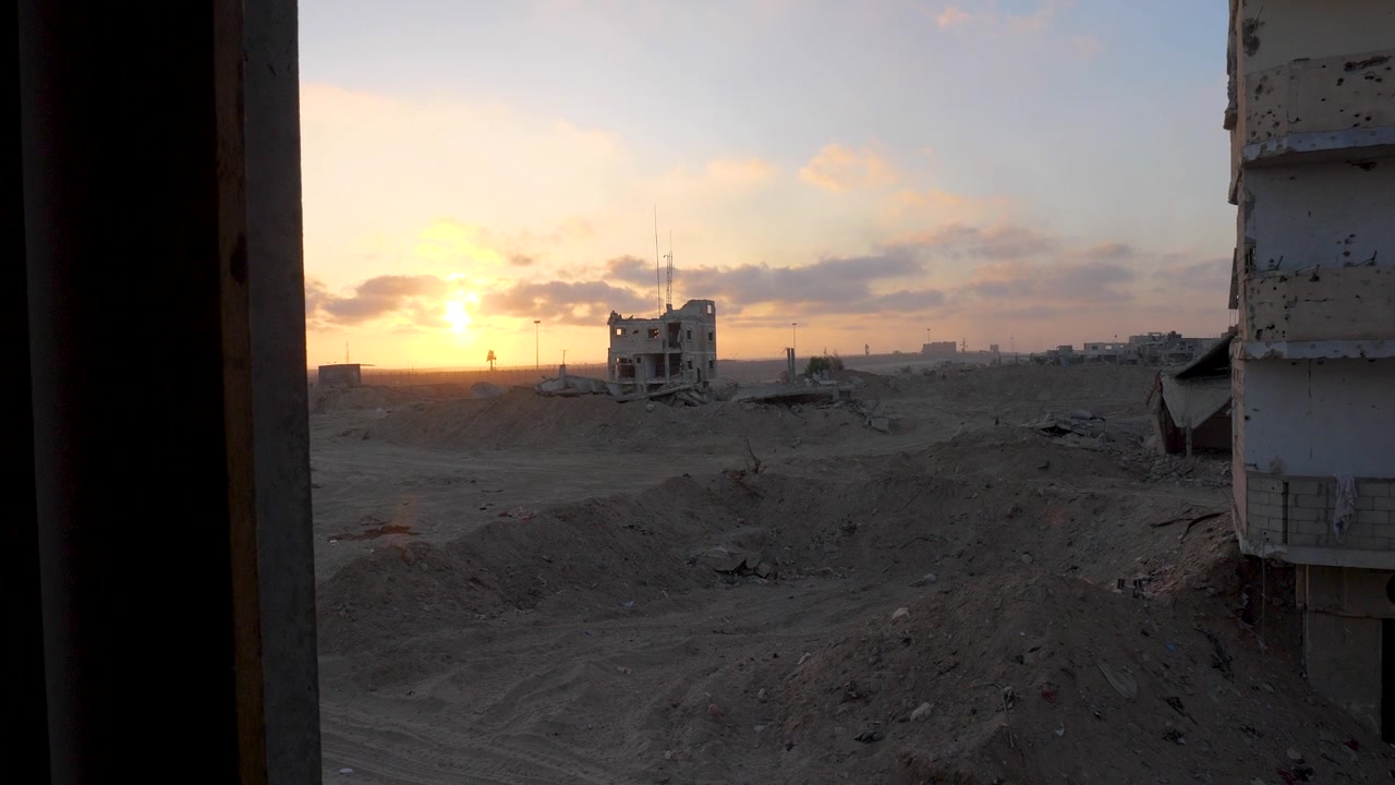 Il silenzio della città di Rafah al crepuscolo dopo essere stata attaccata dall'esercito israeliano IDF
