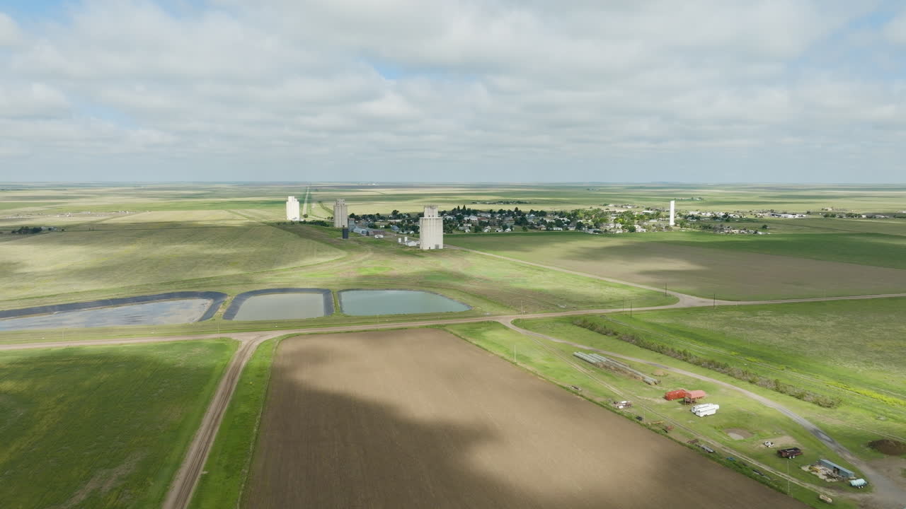 Vista aerea di un paesaggio agricolo rurale.