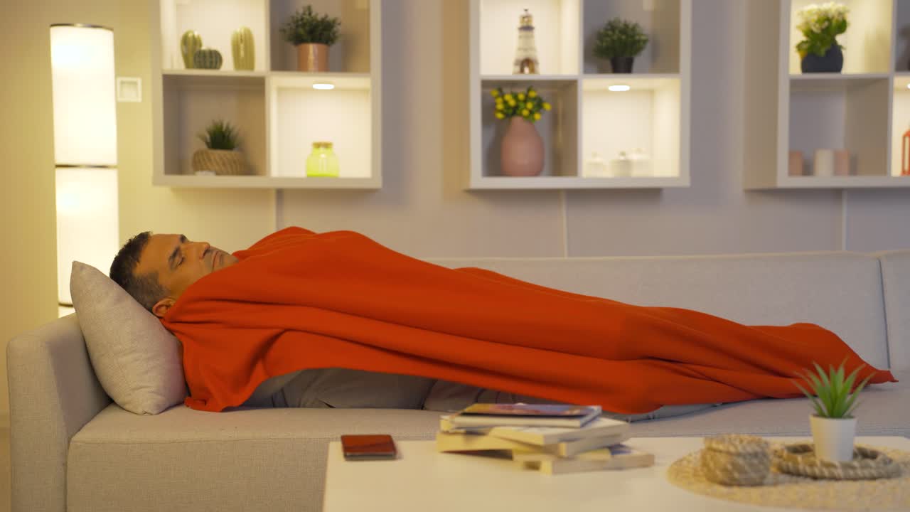 차가운 사람은 떨며 따뜻해지려고 합니다.