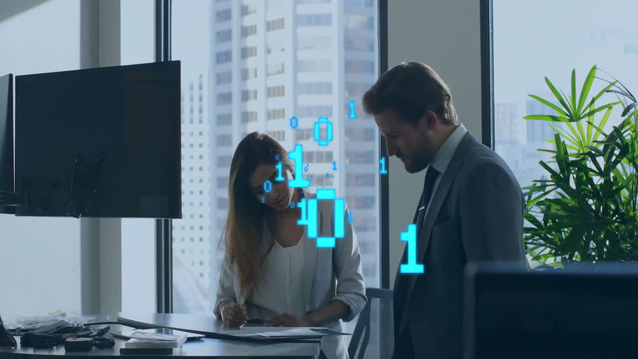 animación de procesamiento de datos de codificación binaria sobre diversas personas de negocios en la oficina.