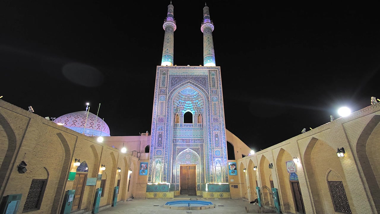Nhà thờ Hồi giáo Jameh ở Yazd được chiếu sáng vào ban đêm