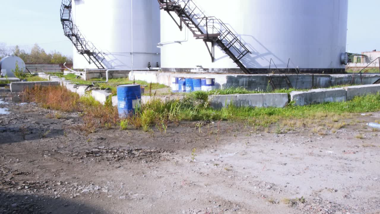 tanques de almacenamiento de aceite blanco en un sitio industrial