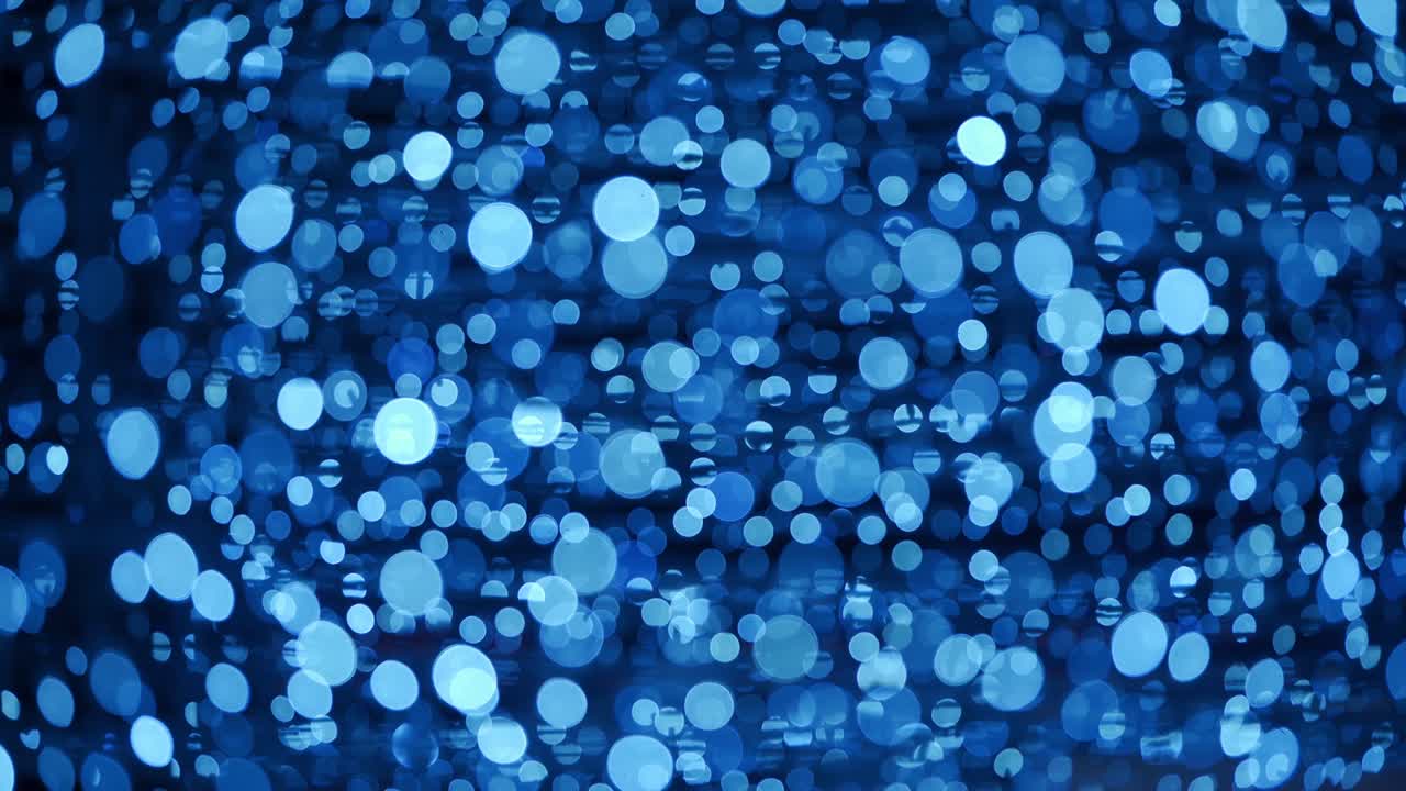 추상적인 배경은 크리스마스 보케 공을 가지고 있습니다. 새해 휴일 배경은 전구 장미의 반이는 불빛과 함께. 밤에는 밝은 겨울 파티 불빛의 실제 렌즈 흐릿함.