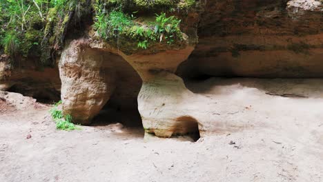 Cuevas-De-Liepniekvalka-En-Letonia,-Laberinto-De-Peldanga