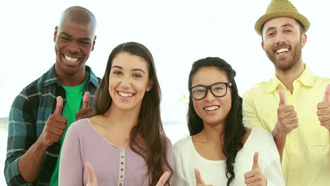 equipo de negocios creativo sonriendo a la cámara