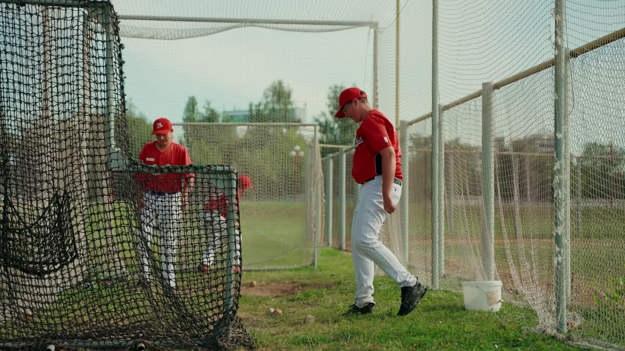 Allenamento di baseball in gabbia di battuta