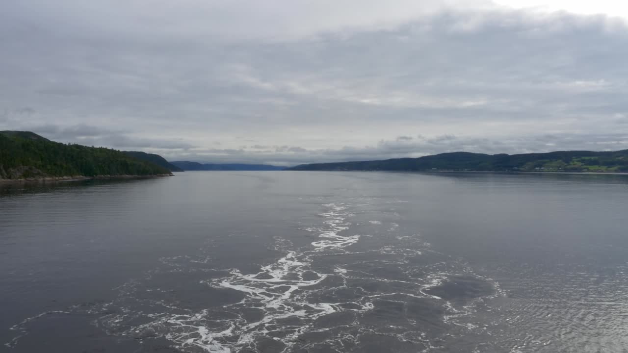 캐나다 qc, la baie 외곽의 saguenay fjord를 따라 순항하는 배의 선미에서 산의 전망