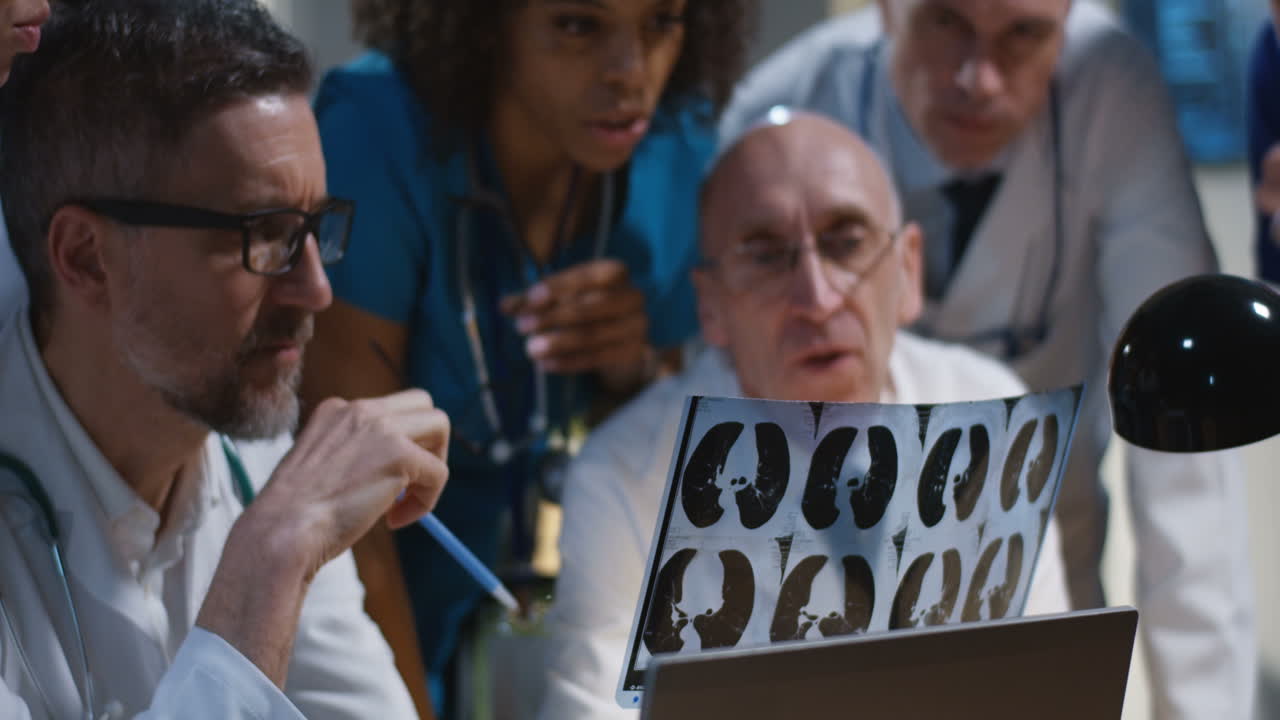 squadra medica che esamina i raggi x