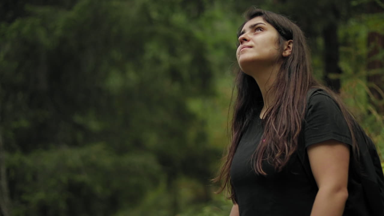 una joven admirando la naturaleza en los alpes, suiza.