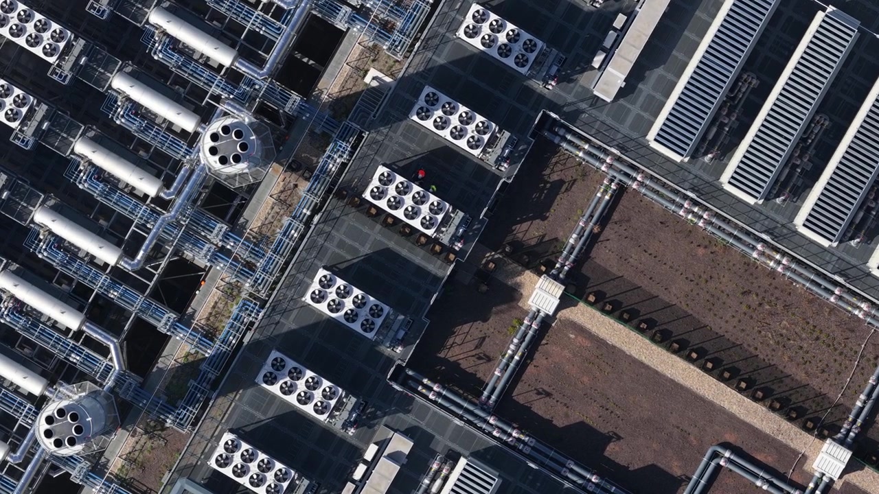 Pemandangan udara pusat data hyperscale besar di Dietzenbach, Jerman, yang menunjukkan infrastruktur digital modern, sistem tenaga, dan pengembangan industri