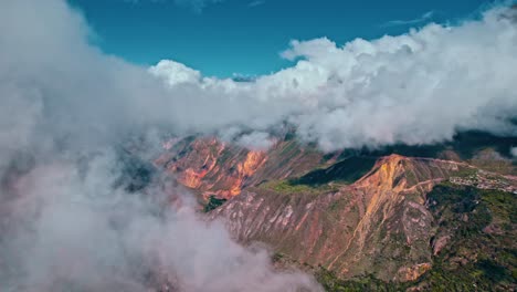 Atemberaubende-4K-Drohnenaufnahmen-Des-Colca-Tals-In-Peru-Mit-Atemberaubenden-Landschaften,-Dramatischen-Wolken-Und-Andinem-Charme