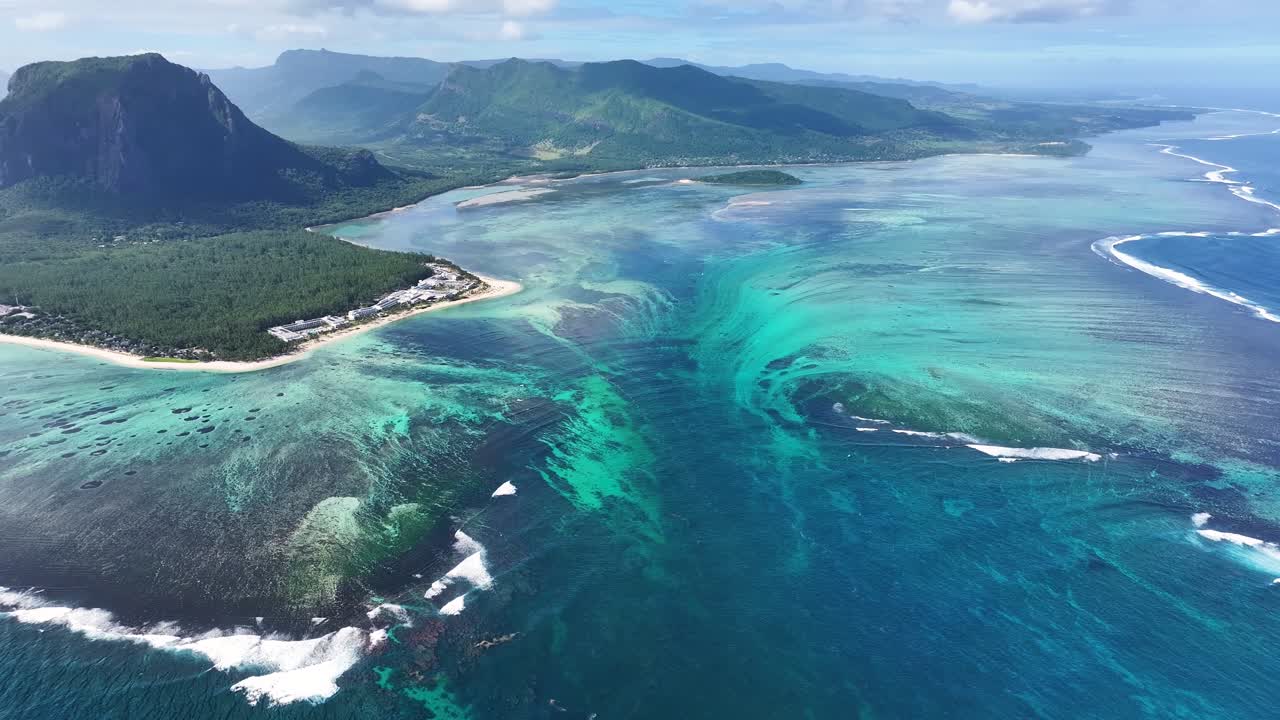 Veduta aerea dell'illusione della cascata sottomarina a Mauritius.