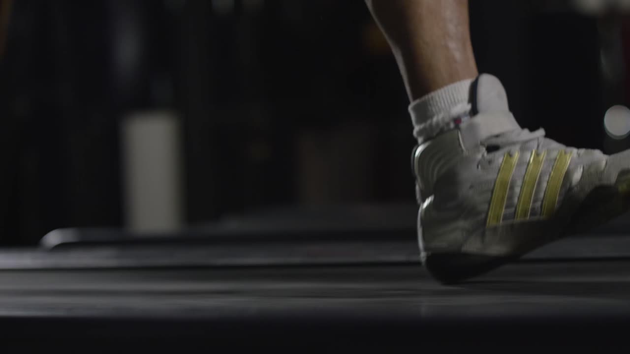 러닝머신 위를 걷는 사람