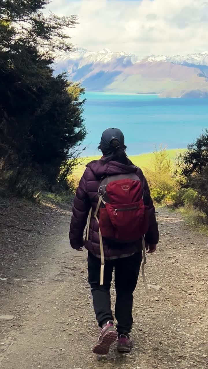 Pendaki berjalan di Jalur Isthmus Peak, pemandangan indah, suasana tenteram, Otago, NZ