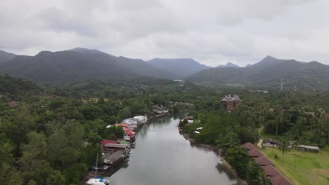 vista aérea del paisaje fluvial y montañoso, tiro revelador inclinado hacia arriba