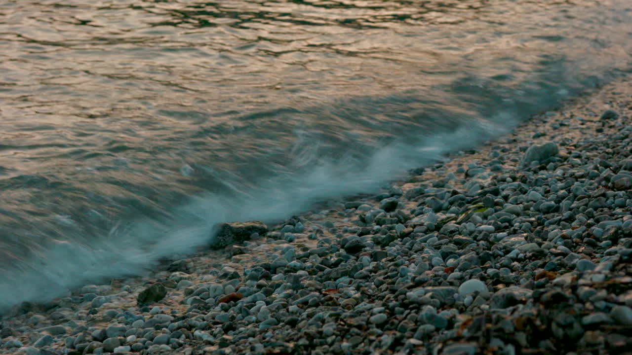 해가 지는 해변의 파도