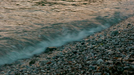 las olas de la playa al atardecer