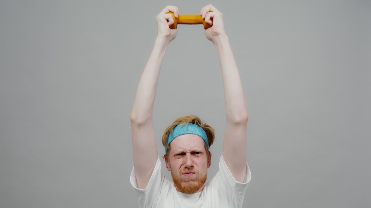 머리 위 에 덤벨 을 들어 올리는 남자