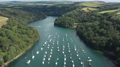 Weite-Luftaufnahme-über-Boote,-Die-Auf-Dem-Fluss-Fowey-In-Cornwall,-Großbritannien,-Festgemacht-Sind