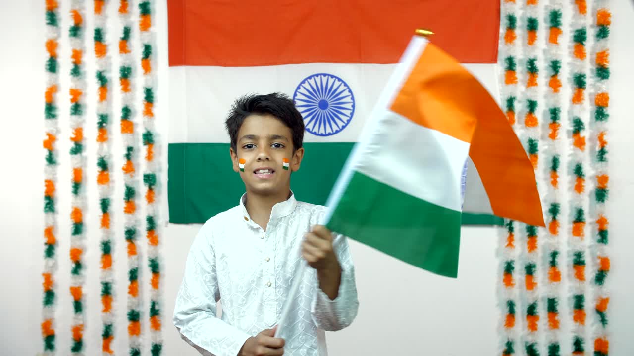 독립기념일을 열광적으로 축하하는 작은 인도 소년 공화국의 날 - 국가 삼색 발