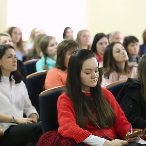 personas que visitan una conferencia de negocios