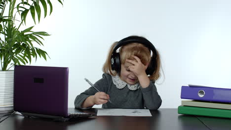 La-Colegiala-Infantil-Aprende-Lecciones-En-Casa.-Educación-A-Distancia-Durante-La-Cuarentena-Del-Coronavirus.-Aprendizaje-Electrónico