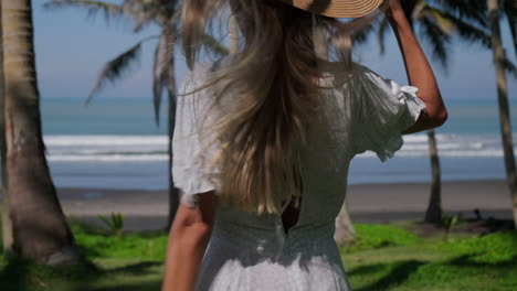 una mujer disfrutando de la vista de la playa.