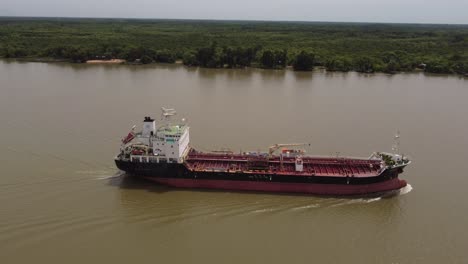 vista aérea de un gran petrolero que navega con petróleo en el río amazonas