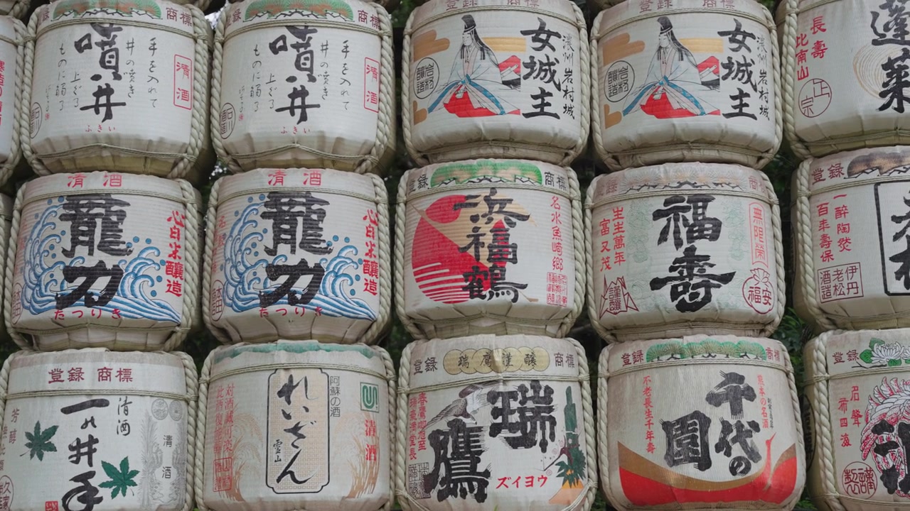 Video gerak lambat close-up tong sake yang berwarna-warni dan indah di Kuil Meiji Jingu pada siang hari di Taman Yoyogi, Tokyo.